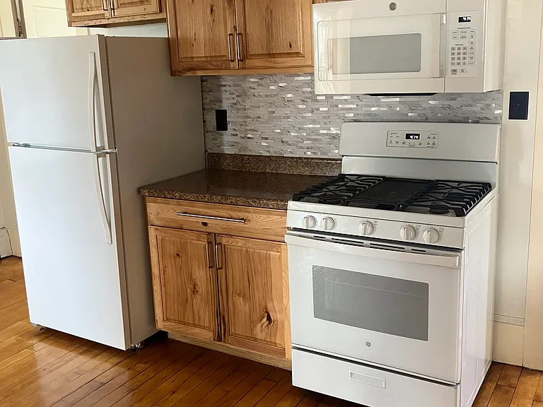 82-84 Howe St #3 — Photo 7