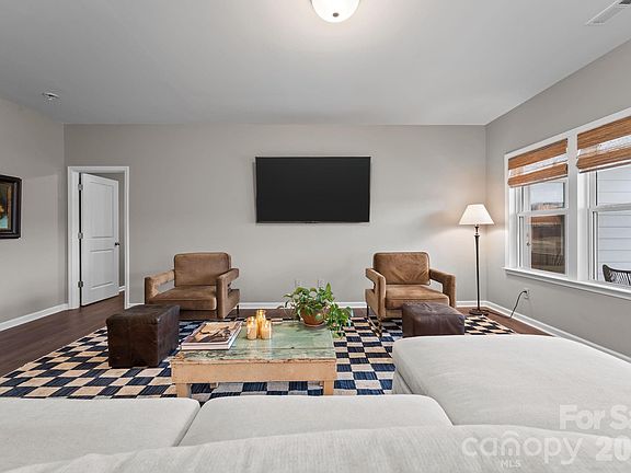 5th image of 157 Montgomery Pl