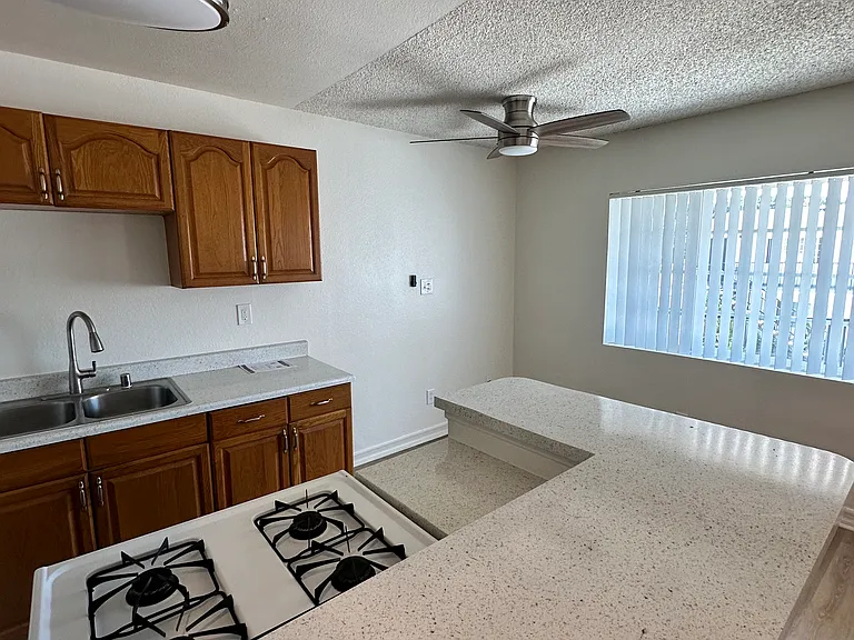 Courtyard Square Apartments — Photo 30