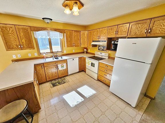 5th image of 911 5th Ave SW