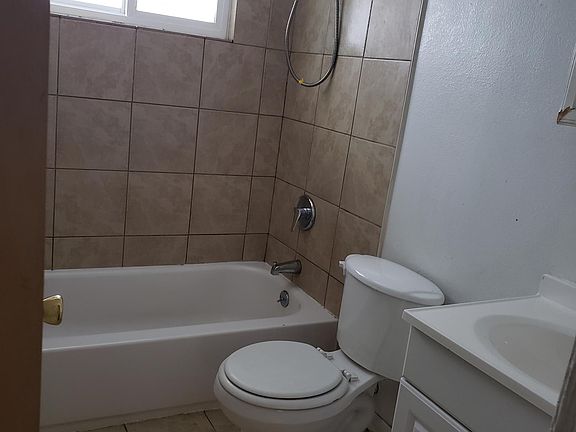 Upstairs full bathroom