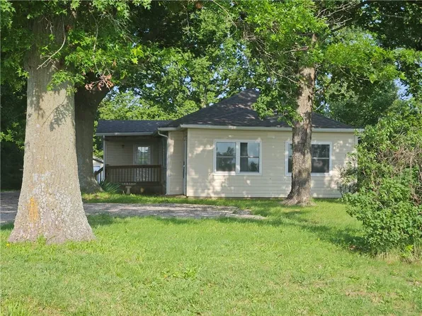 247 S 140th St, Girard, KS 66743