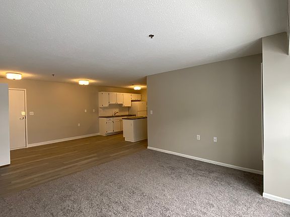 5th image of 208-1068 N Raymond Ave