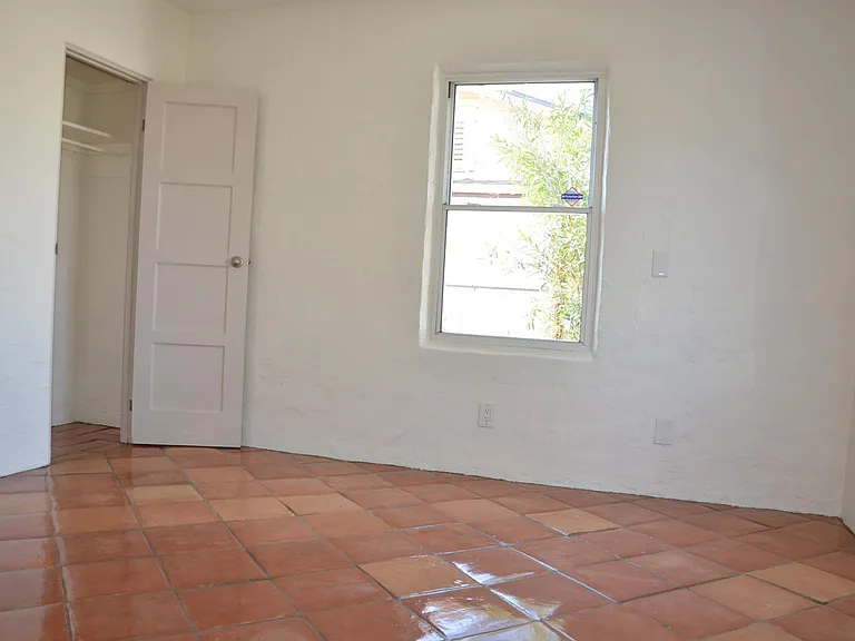 1025 E Indianola Ave — Photo 18
