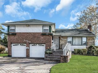 946 Bard Rd, Westbury, NY 11590