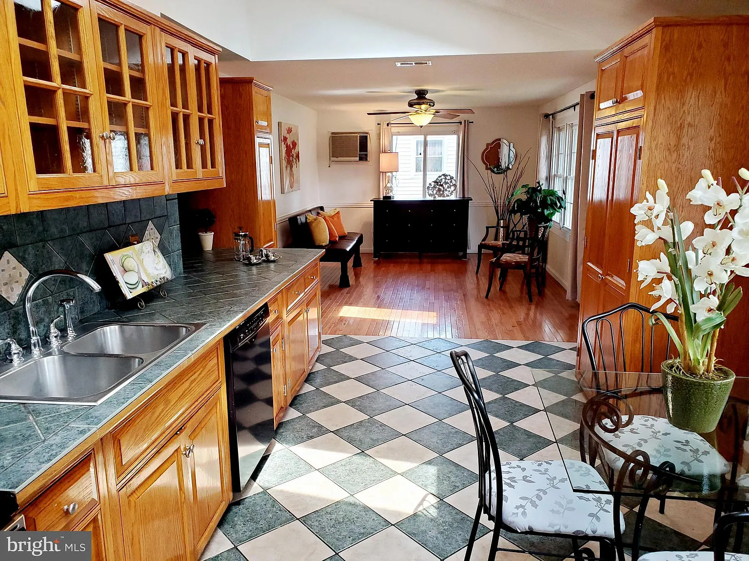 608 Delancey Pl photo 1