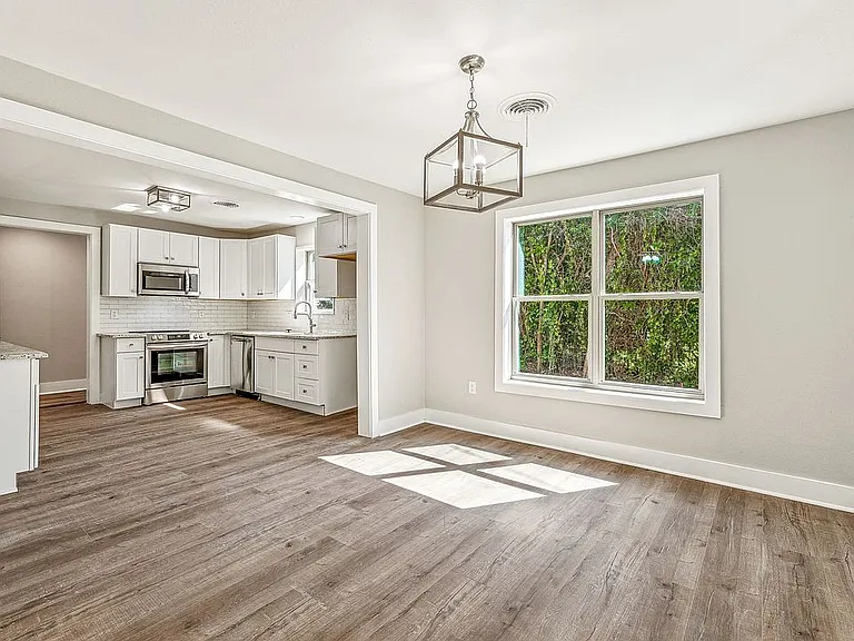 302 W Collins St — Photo 10