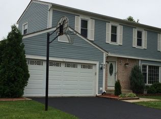 95 Chatham Ln, Roselle, IL 60172