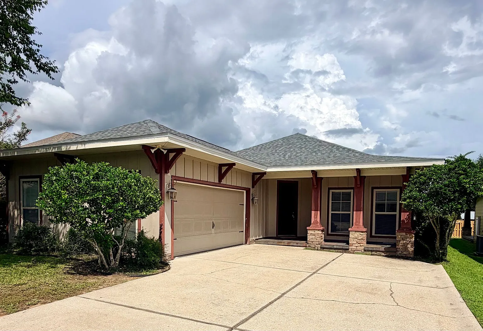 Spacious 4-Bedroom Home - Ashley Plantation — Photo 1