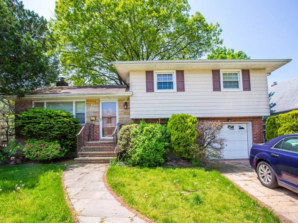 26 271st St, New Hyde Park, NY 11040
