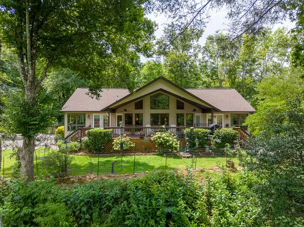 212 Sycamore Dr, Whittier, NC 28789
