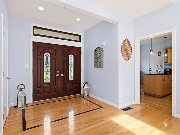 3rd image of 20 Raymond Cir