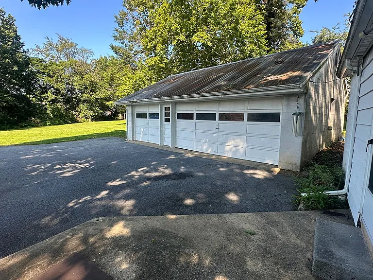 1404 E Newport Rd — Photo 24