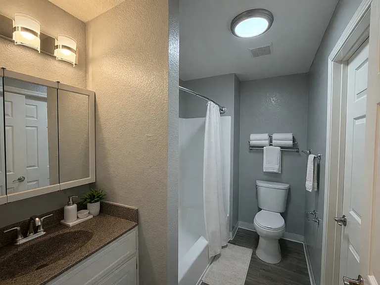 Captains Table Apartments - NEW — Photo 8