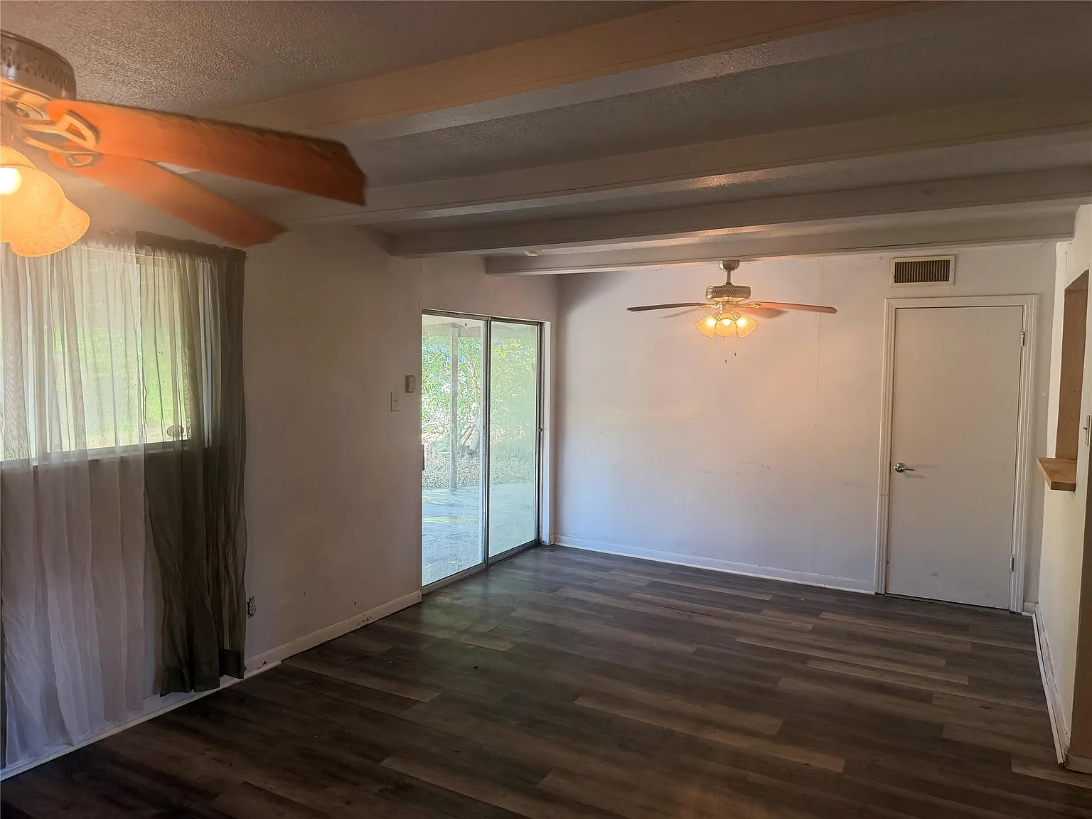 3 bed, 2.0 bath, 1501 sqft, $1,550 — Photo 2