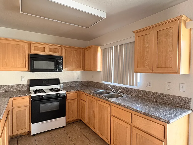 1525 N Palm Ave #16 — Photo 6