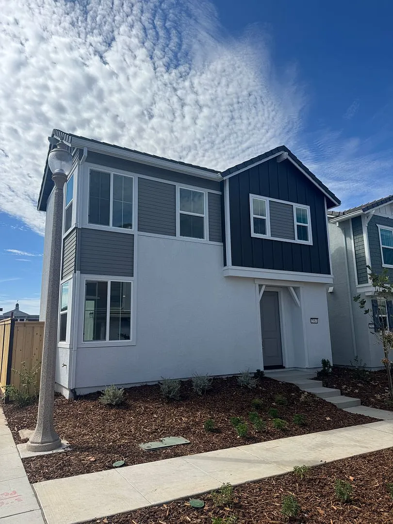 Brand New Home In Lincoln — Photo 1