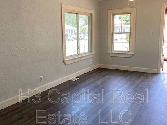 3rd image of 212 Grand Ave
