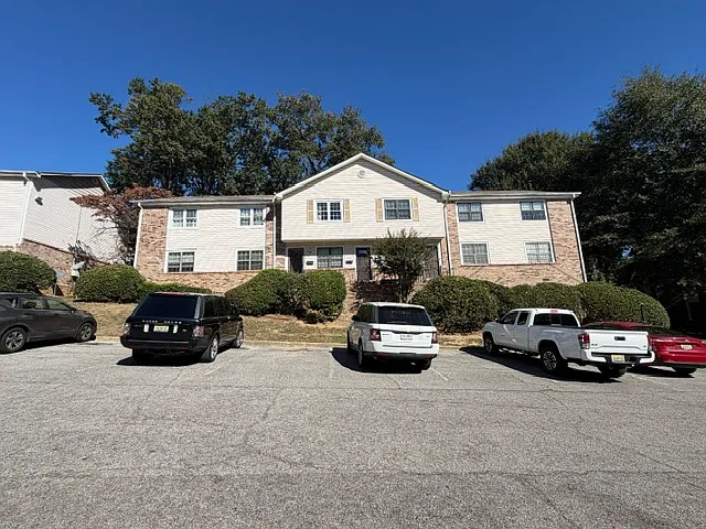 3 bed, 1365 sqft, $2,000 — Photo 2