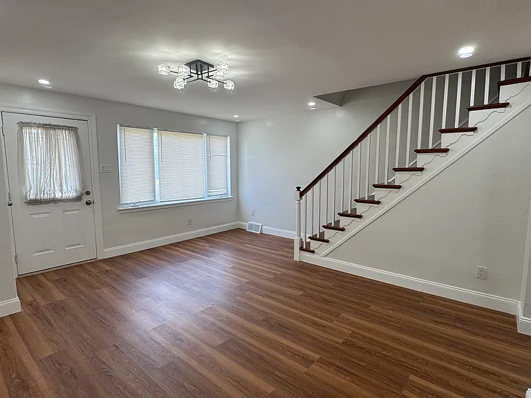 7112 Bustleton Ave — Photo 3