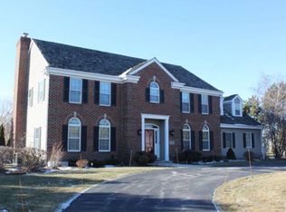 10213 N Kenilworth Cir, Mequon, WI 53092