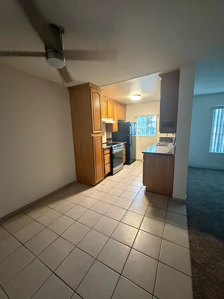 3 bed, 1000 sqft, $2,500 — Photo 2