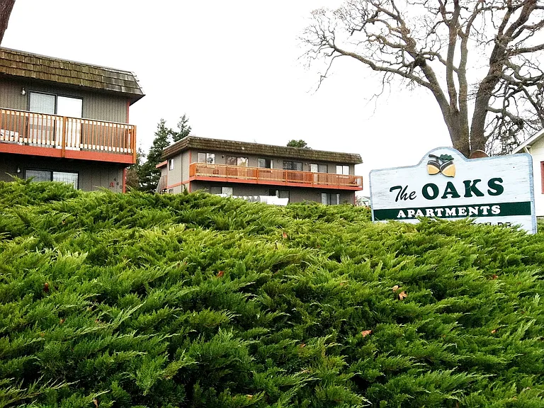 The Oaks Apartments (440 SE Barrington Dr) — Photo 2
