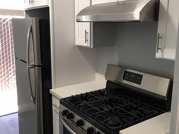 3rd image of 150 Redwood Ave APT 4
