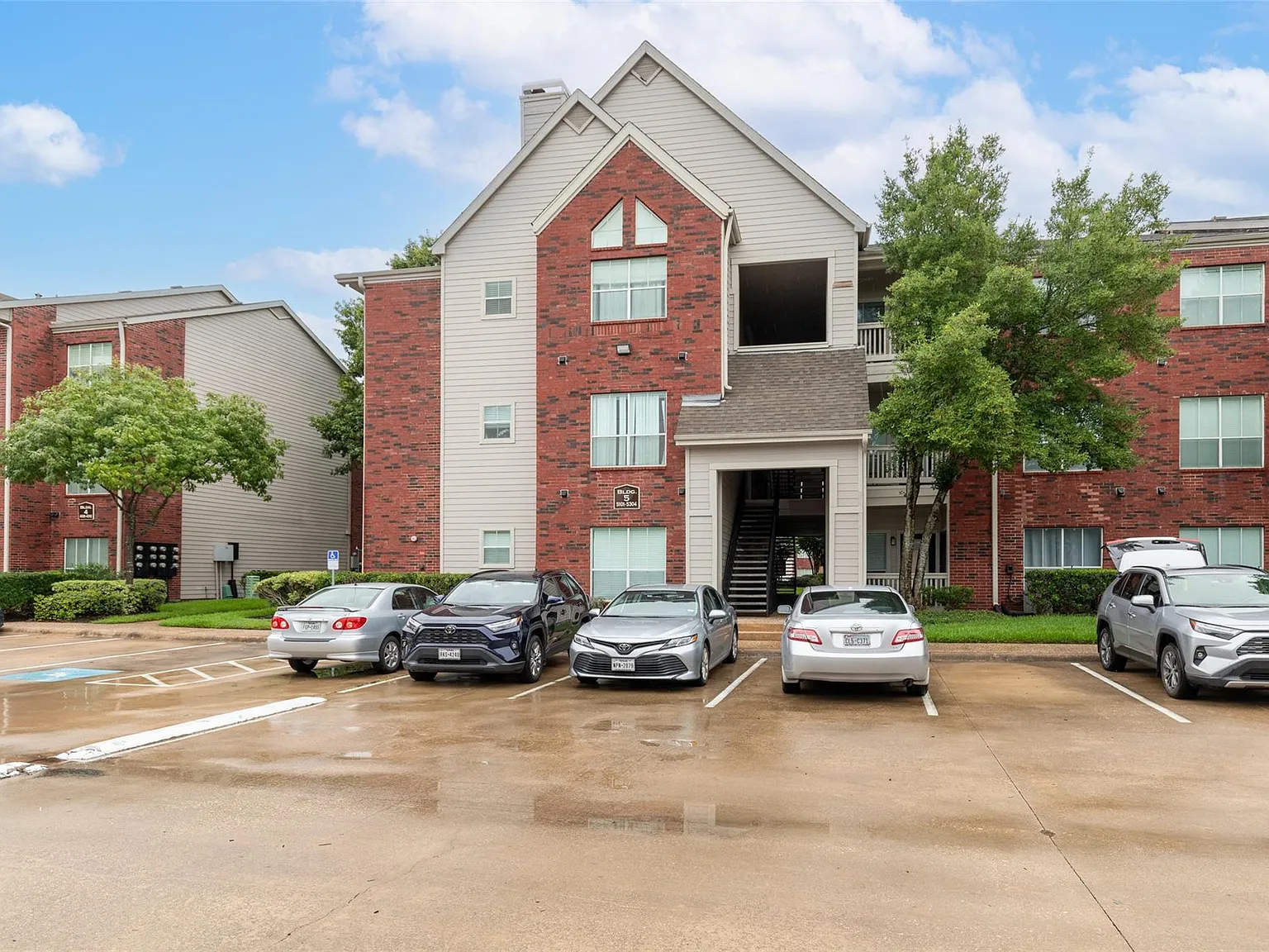 2 bed, 1055 sqft, $1,725 — Photo 3