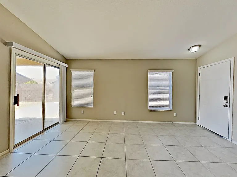 8007 W Deanna Dr — Photo 2