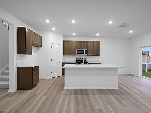 4th image of 12206 Dodwell St