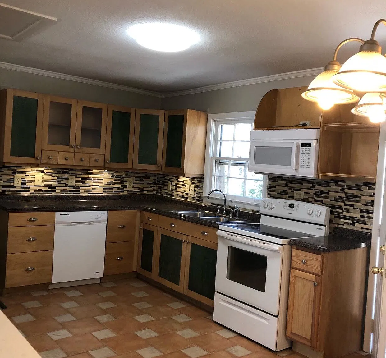 562 Ashworth Dr — Photo 1