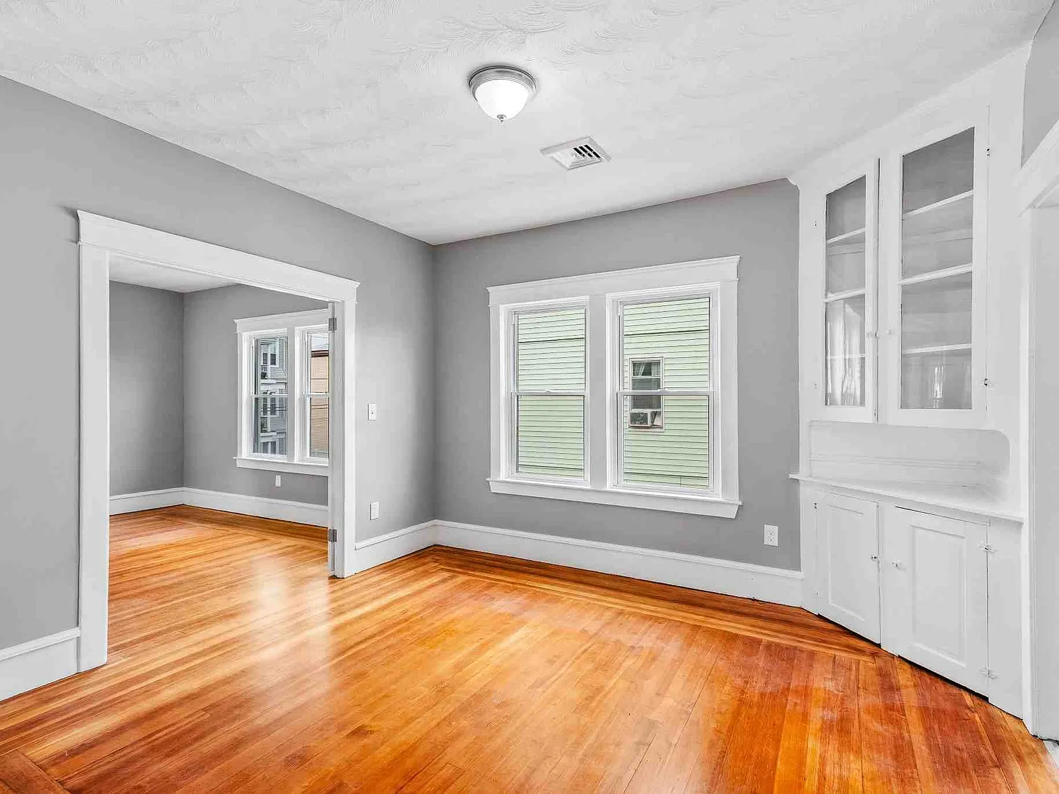 3 bed, 1200 sqft, $2,400 — Photo 3