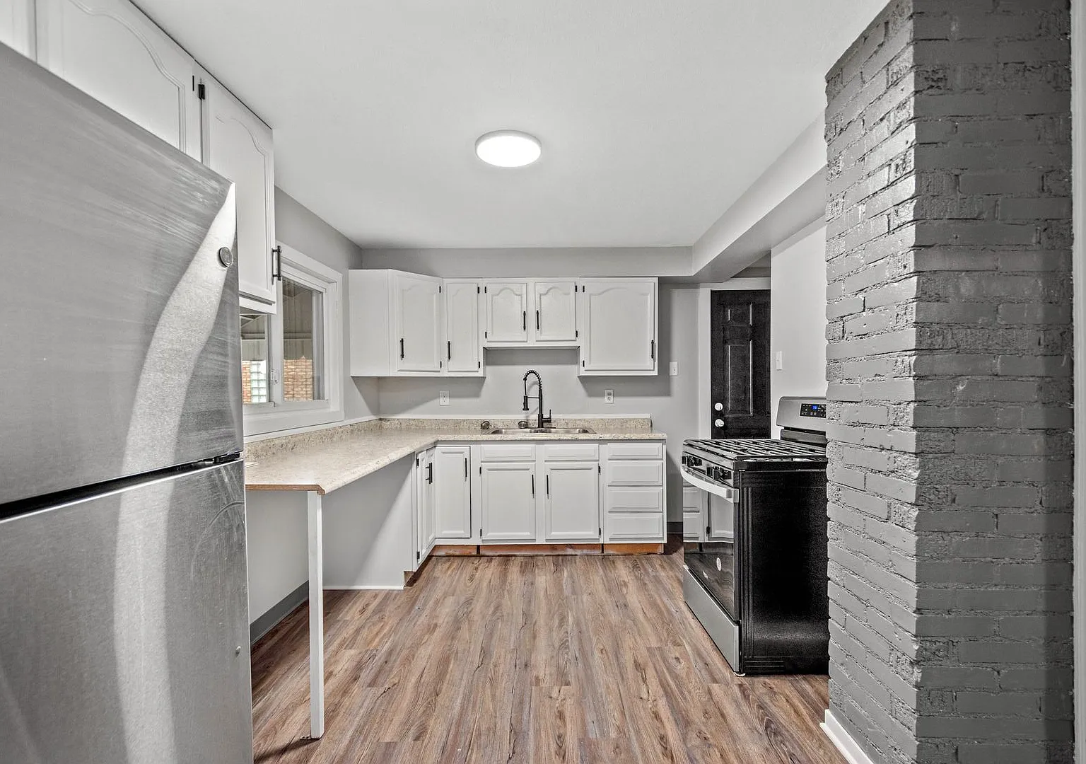 Beautiful 3 bedroom home in Munhall available November 1! — Photo 1