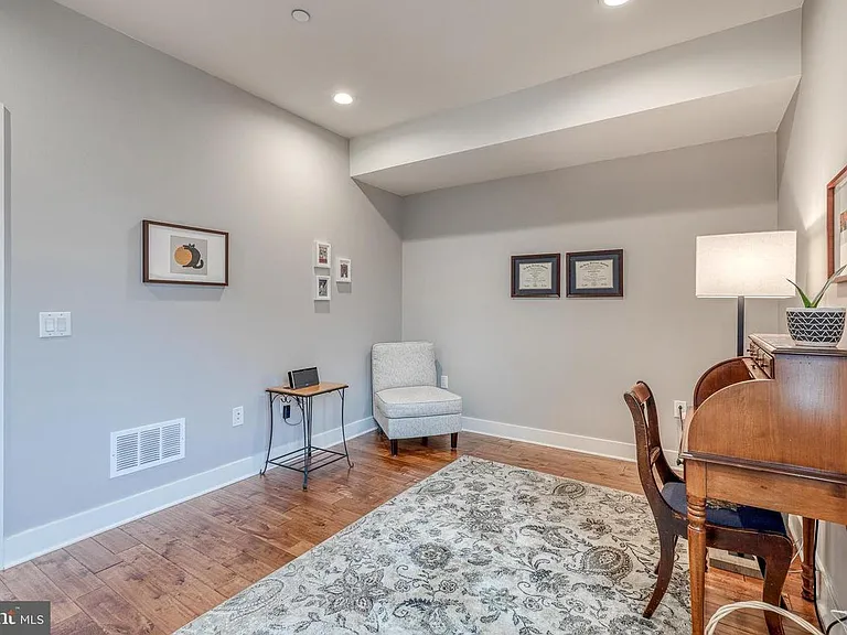 1239 E Palmer St — Photo 12