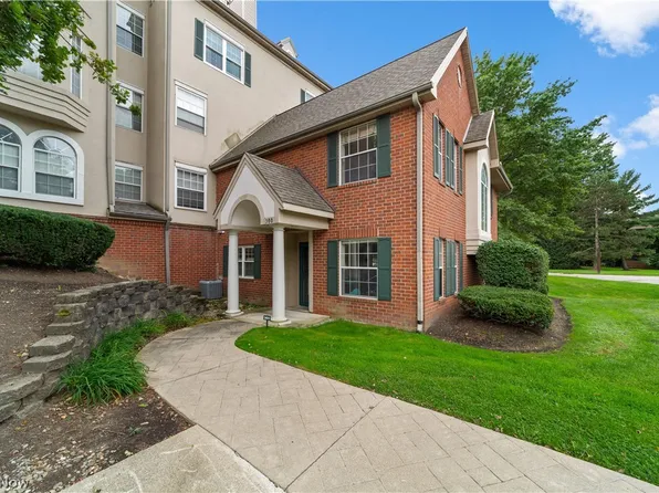 180 Fox Hollow Dr, Cleveland, OH 44124