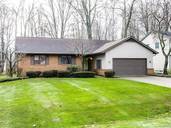 4215 Quaker Hill Dr, Fort Gratiot, MI 48059