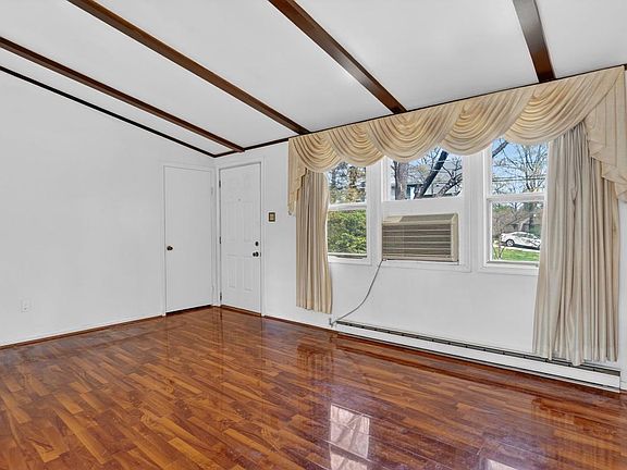 5th image of 4 Boxwood Rd