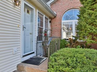 26 Castle Hill Rd #D, Agawam, MA 01001