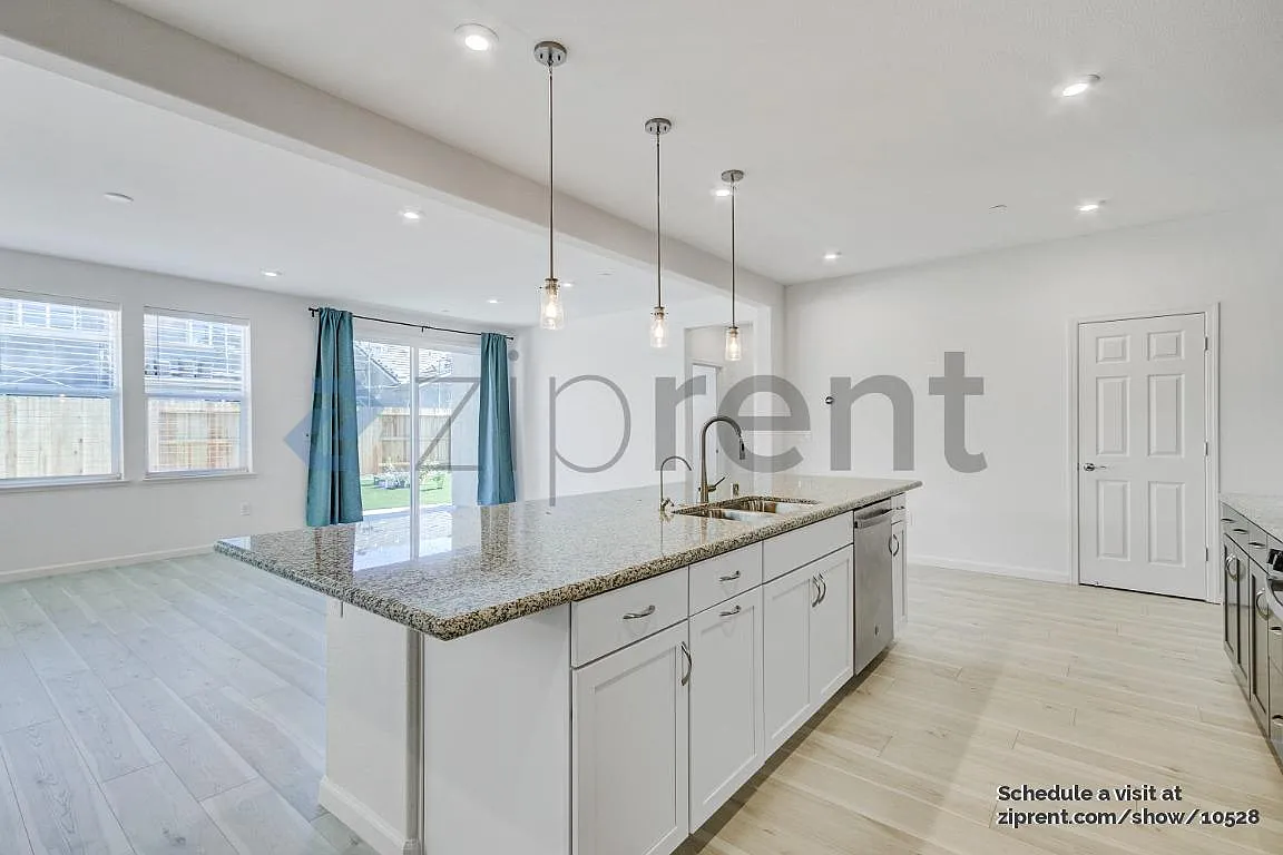 4 bed, 2583 sqft, $3,450 — Photo 3