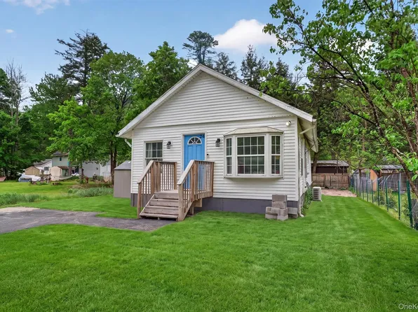 24 Avenue L, Godeffroy, NY 12729