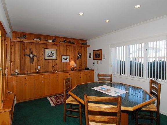 Bar in the Game Room has a Cooktop