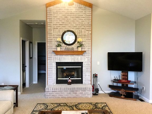 Fireplace/mantle