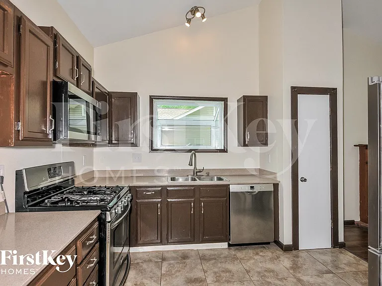 202 Barrington Dr — Photo 7