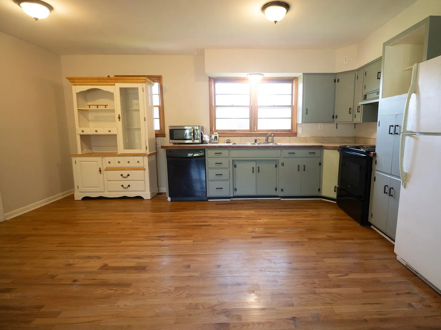 3 Bed 1 Bath House — Photo 3