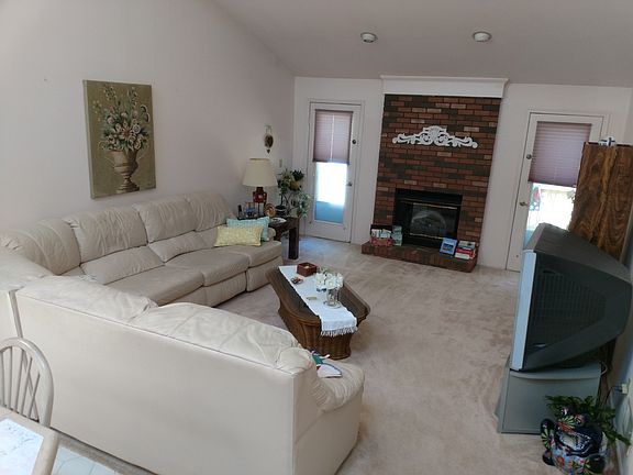 3rd image of 182 Arlene Ct
