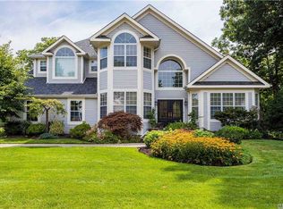 19 Carlyle Dr, Glen Cove, NY 11542