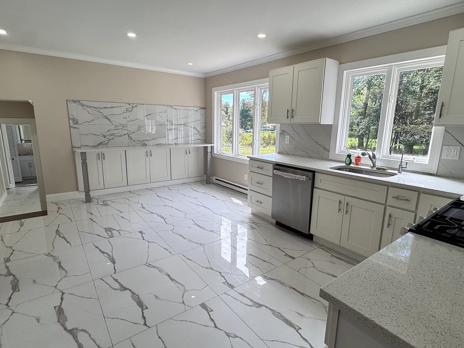 6 bed, 2557 sqft, $3,000 — Photo 2