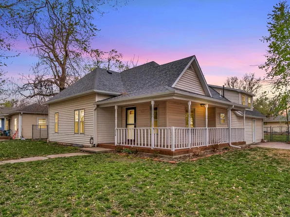 224 E Knott St, Hesston, KS 67062