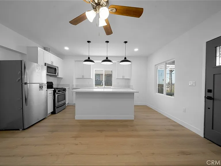 1438 N Summit Ave — Photo 1